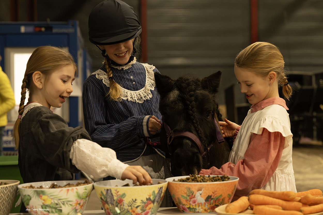 Kinderen van menclub Lyts Mar Krigel met hun pony